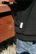 Charger l'image dans la galerie, Chandail noir unisexe