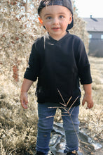 Charger l'image dans la galerie, Chandail noir unisexe